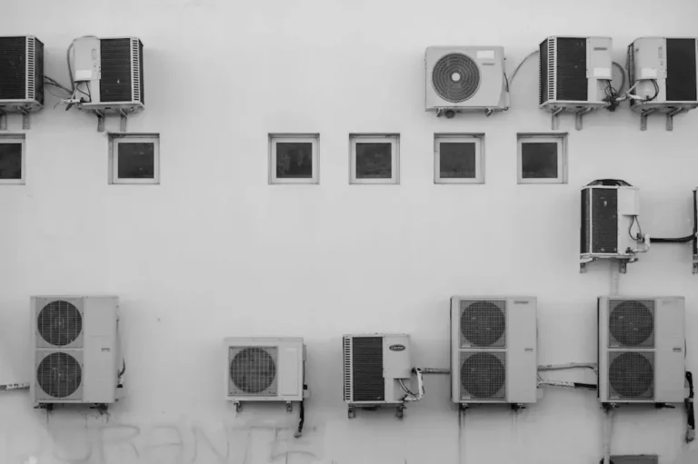 Ruido de una aerotermia: decibelios reales y distancia al vecino