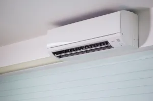 El aire acondicionado gotea agua dentro de casa: causas y solución